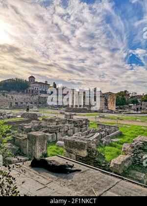 Atene-Grecia, 23 novembre 2019: Parti storiche in marmo e colonne ellenistiche e greche all'Agora romana nel centro della città. Cielo blu nuvoloso Foto Stock
