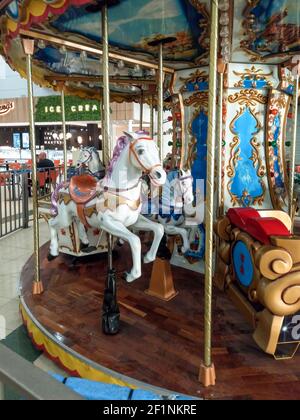 SARANDI, AVELANEDA, BUENOS AIRES, ARGENTINA - Mar 03, 2021: Centro commerciale Avelaneda. Colpo di cavallo bianco giostra per bambini. Vuoto a causa di pandemi Foto Stock