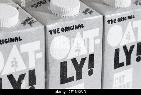 Londra / UK - 8 marzo 2021 - cartoni per latte Oatly closeup macro. Oatly è un'alternativa di latte vegan senza latte. Foto Stock