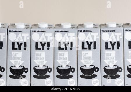 Londra / UK - 8 marzo 2021 - cartoni per latte Oatly di fila. Oatly è un'alternativa di latte vegan senza latte. Foto Stock