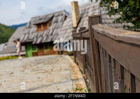 Drvengrad, Serbia - 18 settembre 2020: Kustendorf, tradizionale villaggio in legno Drvengrad costruito da Emir Kusturica. Mokra Gora nei dintorni di Zlatibor Foto Stock