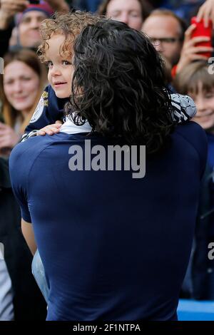 Ederson Roberto Paulo Cavani Gomez (psg) (El Matador) (El Botija) (Florestan) ha preso uno dei suoi bambini in armi durante la partita di calcio del Campionato Francese Ligue 1 tra Parigi Saint Germain e SM Caen il 16 aprile 2016 allo stadio Parc des Princes di Parigi, Francia - Foto Stephane Allaman / DPPI Foto Stock