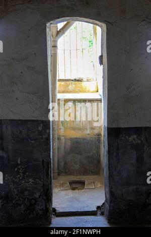 Porta d'ingresso ad un vecchio gabinetto in una prigione. Foto Stock