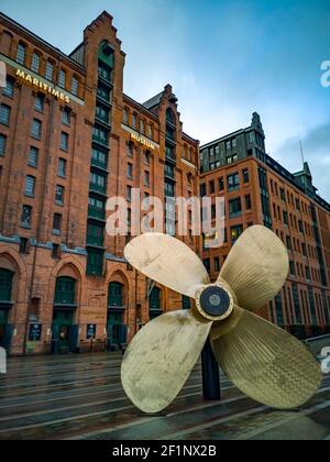 Amburgo-Germania, dicembre 2019. Gigantesco propulsore a vite in bronzo metallico davanti al Museo Navale Marittimo di Amburgo. Foto Stock