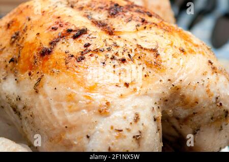 un delizioso pollo intero arrostito con pelle di cruspida dorata Foto Stock