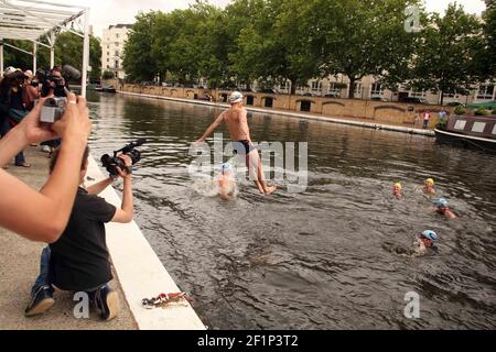 Art Film di Amy Sharrocks The Big Swim 50 nuotatori viaggiano attraverso Londra nuotando in 10 piscine, 3 Lidos e 2 laghi. Partenza al Lido di Tooting Bec e arrivo agli stagni di Hampstead Heath. pic David Sandison 12 luglio 2007 Foto Stock