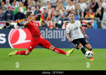 Arkadiusz Milik (POL), Mario Gotze (GER) durante la UEFA Euro 2016, partita di calcio del Gruppo C tra Germania e Polonia il 16 giugno 2016 allo Stade de France di Saint-Denis, Francia - Foto Stephane Allaman / DPPI Foto Stock