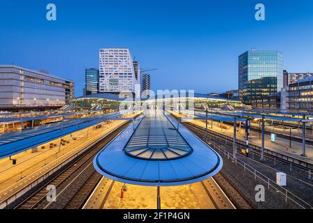 Utrecht, Paesi Bassi, paesaggio urbano sulle piattaforme della stazione ferroviaria all'alba. Foto Stock