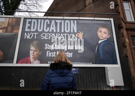 Greenock, Scozia, Regno Unito. 9 marzo 2021. Nella foto: Un enorme messaggio da affissione al primo ministro scozzese, Nicola Sturgeon, è apparso su una strada trafficata nel mezzo di Greenock, Inverclyde. Il messaggio dice: "ISTRUZIONE, NON SEPARAZIONE. SMETTA DI FALLIRE I NOSTRI FIGLI, PRIMO MINISTRO." Ciò è stato fatto da maggioranza Media Ltd che stanno facendo campagna per Nicola Sturgeon per dimettersi sulle sue mancanze nel governo. Credit: Colin Fisher/Alamy Live News Foto Stock
