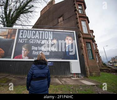 Greenock, Scozia, Regno Unito. 9 marzo 2021. Nella foto: Un enorme messaggio da affissione al primo ministro scozzese, Nicola Sturgeon, è apparso su una strada trafficata nel mezzo di Greenock, Inverclyde. Il messaggio dice: "ISTRUZIONE, NON SEPARAZIONE. SMETTA DI FALLIRE I NOSTRI FIGLI, PRIMO MINISTRO." Ciò è stato fatto da maggioranza Media Ltd che stanno facendo campagna per Nicola Sturgeon per dimettersi sulle sue mancanze nel governo. Credit: Colin Fisher/Alamy Live News Foto Stock