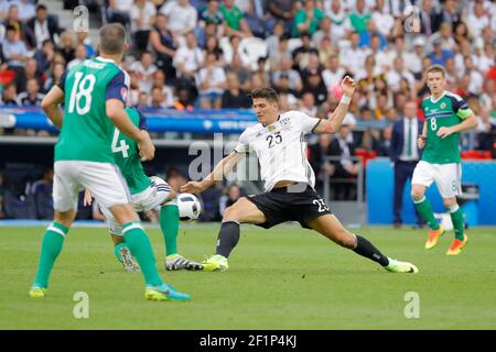 Mario Gomez (GER), Gareth McAuley (NIR), Steven Davis (NIR), Aaron Hughes (NIR) durante la UEFA Euro 2016, partita di calcio del Gruppo C tra Irlanda del Nord e Germania il 21 giugno 2016 allo stadio Parc des Princes di Parigi, Francia - Foto Stephane Allaman / DPPI Foto Stock