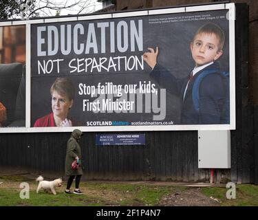 Greenock, Scozia, Regno Unito. 9 marzo 2021. Nella foto: Un enorme messaggio da affissione al primo ministro scozzese, Nicola Sturgeon, è apparso su una strada trafficata nel mezzo di Greenock, Inverclyde. Il messaggio dice: "ISTRUZIONE, NON SEPARAZIONE. SMETTA DI FALLIRE I NOSTRI FIGLI, PRIMO MINISTRO." Ciò è stato fatto da maggioranza Media Ltd che stanno facendo campagna per Nicola Sturgeon per dimettersi sulle sue mancanze nel governo. Credit: Colin Fisher/Alamy Live News Foto Stock
