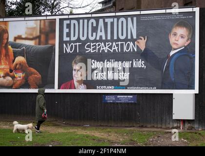 Greenock, Scozia, Regno Unito. 9 marzo 2021. Nella foto: Un enorme messaggio da affissione al primo ministro scozzese, Nicola Sturgeon, è apparso su una strada trafficata nel mezzo di Greenock, Inverclyde. Il messaggio dice: "ISTRUZIONE, NON SEPARAZIONE. SMETTA DI FALLIRE I NOSTRI FIGLI, PRIMO MINISTRO." Ciò è stato fatto da maggioranza Media Ltd che stanno facendo campagna per Nicola Sturgeon per dimettersi sulle sue mancanze nel governo. Credit: Colin Fisher/Alamy Live News Foto Stock
