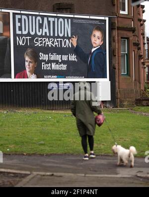 Greenock, Scozia, Regno Unito. 9 marzo 2021. Nella foto: Un enorme messaggio da affissione al primo ministro scozzese, Nicola Sturgeon, è apparso su una strada trafficata nel mezzo di Greenock, Inverclyde. Il messaggio dice: "ISTRUZIONE, NON SEPARAZIONE. SMETTA DI FALLIRE I NOSTRI FIGLI, PRIMO MINISTRO." Ciò è stato fatto da maggioranza Media Ltd che stanno facendo campagna per Nicola Sturgeon per dimettersi sulle sue mancanze nel governo. Credit: Colin Fisher/Alamy Live News Foto Stock