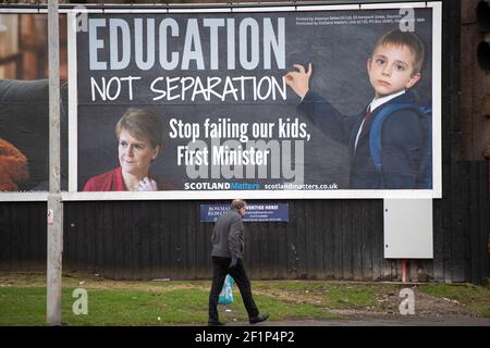 Greenock, Scozia, Regno Unito. 9 marzo 2021. Nella foto: Un enorme messaggio da affissione al primo ministro scozzese, Nicola Sturgeon, è apparso su una strada trafficata nel mezzo di Greenock, Inverclyde. Il messaggio dice: "ISTRUZIONE, NON SEPARAZIONE. SMETTA DI FALLIRE I NOSTRI FIGLI, PRIMO MINISTRO." Ciò è stato fatto da maggioranza Media Ltd che stanno facendo campagna per Nicola Sturgeon per dimettersi sulle sue mancanze nel governo. Credit: Colin Fisher/Alamy Live News Foto Stock