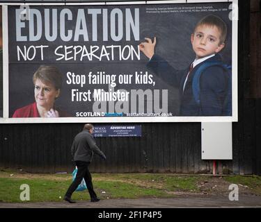 Greenock, Scozia, Regno Unito. 9 marzo 2021. Nella foto: Un enorme messaggio da affissione al primo ministro scozzese, Nicola Sturgeon, è apparso su una strada trafficata nel mezzo di Greenock, Inverclyde. Il messaggio dice: "ISTRUZIONE, NON SEPARAZIONE. SMETTA DI FALLIRE I NOSTRI FIGLI, PRIMO MINISTRO." Ciò è stato fatto da maggioranza Media Ltd che stanno facendo campagna per Nicola Sturgeon per dimettersi sulle sue mancanze nel governo. Credit: Colin Fisher/Alamy Live News Foto Stock