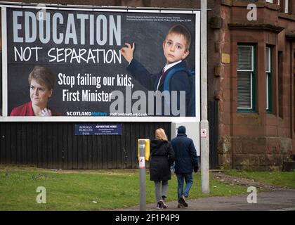 Greenock, Scozia, Regno Unito. 9 marzo 2021. Nella foto: Un enorme messaggio da affissione al primo ministro scozzese, Nicola Sturgeon, è apparso su una strada trafficata nel mezzo di Greenock, Inverclyde. Il messaggio dice: "ISTRUZIONE, NON SEPARAZIONE. SMETTA DI FALLIRE I NOSTRI FIGLI, PRIMO MINISTRO." Ciò è stato fatto da maggioranza Media Ltd che stanno facendo campagna per Nicola Sturgeon per dimettersi sulle sue mancanze nel governo. Credit: Colin Fisher/Alamy Live News Foto Stock