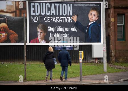 Greenock, Scozia, Regno Unito. 9 marzo 2021. Nella foto: Un enorme messaggio da affissione al primo ministro scozzese, Nicola Sturgeon, è apparso su una strada trafficata nel mezzo di Greenock, Inverclyde. Il messaggio dice: "ISTRUZIONE, NON SEPARAZIONE. SMETTA DI FALLIRE I NOSTRI FIGLI, PRIMO MINISTRO." Ciò è stato fatto da maggioranza Media Ltd che stanno facendo campagna per Nicola Sturgeon per dimettersi sulle sue mancanze nel governo. Credit: Colin Fisher/Alamy Live News Foto Stock