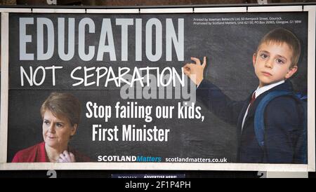 Greenock, Scozia, Regno Unito. 9 marzo 2021. Nella foto: Un enorme messaggio da affissione al primo ministro scozzese, Nicola Sturgeon, è apparso su una strada trafficata nel mezzo di Greenock, Inverclyde. Il messaggio dice: "ISTRUZIONE, NON SEPARAZIONE. SMETTA DI FALLIRE I NOSTRI FIGLI, PRIMO MINISTRO." Ciò è stato fatto da maggioranza Media Ltd che stanno facendo campagna per Nicola Sturgeon per dimettersi sulle sue mancanze nel governo. Credit: Colin Fisher/Alamy Live News Foto Stock