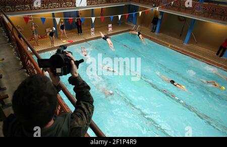 Art Film di Amy Sharrocks The Big Swim 50 nuotatori viaggiano attraverso Londra nuotando in 10 piscine, 3 Lidos e 2 laghi. Partenza al Lido di Tooting Bec e arrivo agli stagni di Hampstead Heath. pic David Sandison 12 luglio 2007 Foto Stock