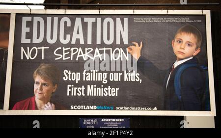 Greenock, Scozia, Regno Unito. 9 marzo 2021. Nella foto: Un enorme messaggio da affissione al primo ministro scozzese, Nicola Sturgeon, è apparso su una strada trafficata nel mezzo di Greenock, Inverclyde. Il messaggio dice: "ISTRUZIONE, NON SEPARAZIONE. SMETTA DI FALLIRE I NOSTRI FIGLI, PRIMO MINISTRO." Ciò è stato fatto da maggioranza Media Ltd che stanno facendo campagna per Nicola Sturgeon per dimettersi sulle sue mancanze nel governo. Credit: Colin Fisher/Alamy Live News Foto Stock