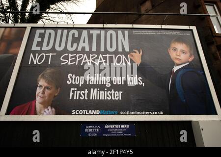 Greenock, Scozia, Regno Unito. 9 marzo 2021. Nella foto: Un enorme messaggio da affissione al primo ministro scozzese, Nicola Sturgeon, è apparso su una strada trafficata nel mezzo di Greenock, Inverclyde. Il messaggio dice: "ISTRUZIONE, NON SEPARAZIONE. SMETTA DI FALLIRE I NOSTRI FIGLI, PRIMO MINISTRO." Ciò è stato fatto da maggioranza Media Ltd che stanno facendo campagna per Nicola Sturgeon per dimettersi sulle sue mancanze nel governo. Credit: Colin Fisher/Alamy Live News Foto Stock