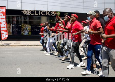 PRETORIA, SUD AFRICA - Mar 04, 2021: Un gruppo di EFF marcia lungo Vermeulen Street a Pretoria Central il Thrusday 04 marzo 2021, inarcando contro str Foto Stock