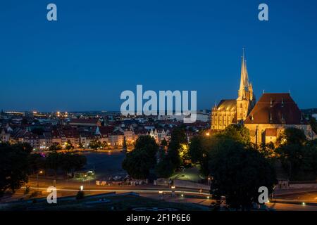 Un'immagine aerea del cielo notturno sulla cattedrale di Erfurt in huringia Foto Stock