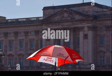 Londra, Regno Unito. 09 marzo 2021. Un ombrello della BBC News si trova fuori Buckingham Palace a Londra, dove i media mondiali stanno attualmente coprendo l'ultima controversia reale. Credit: SOPA Images Limited/Alamy Live News Foto Stock