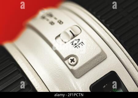 Interruttore da AF a MF per fotocamera reflex digitale, messa a fuoco automatica e messa a fuoco manuale, contrassegno su teleobiettivo, foto macro Foto Stock
