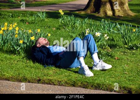 Londra, Regno Unito. 9 marzo 2021. Le persone godono del sole nel parco di St James mentre le restrizioni di blocco del coronavirus cominciano ad essere tolte. Credit: JOHNNY ARMSTEAD/Alamy Live News Foto Stock