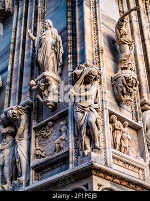 Primo piano con vista delle sculture sulle mura del Duomo di Milano Foto Stock