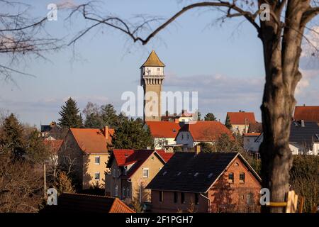 08 marzo 2021, Sassonia-Anhalt, Bad Dürrenberg: Una vecchia torre d'acqua sovrasta la città termale. Il parco termale presso i lavori di laurea costituisce il cuore dei circa 15 ettari di state Garden Show Grounds. I lavori di laurea di 636 metri saranno rinnovati per lo state Garden Show che si terrà nel 2023. In totale, la ristrutturazione dell'impianto di salatura più lungo in continuo e ancora conservato in Germania costerà circa 2.9 milioni di euro. Foto: Jan Woitas/dpa-Zentralbild/dpa Foto Stock