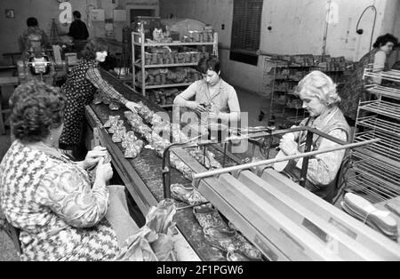 30 novembre 1981, Sassonia, Delitzsch: Le pantofole per uomo e donna sono prodotte nella fabbrica di slipper a Zschortau (distretto di Delitzsch) all'inizio degli anni ottanta. Data esatta della registrazione non nota. Foto: Volkmar Heinz/dpa-Zentralbild/ZB Foto Stock