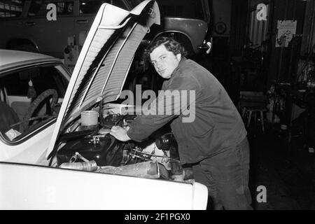 30 novembre 1981, Sassonia, Delitzsch: Veicoli Trabant 601 sottoposti a manutenzione da parte della meccanica dell'automobile a PGH KFZ Delitzsch all'inizio degli anni '80. Data esatta della registrazione non nota. Foto: Volkmar Heinz/dpa-Zentralbild/ZB Foto Stock