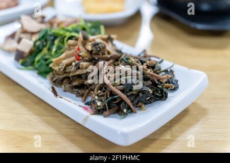 Ho avuto riso Siraegi per pranzo con vari contorni di verdure. Foto Stock