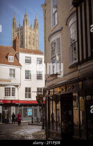 Vista della cima della cattedrale di Canterbury da Mercery Lane, Canterbury, Kent, Regno Unito. Foto Stock