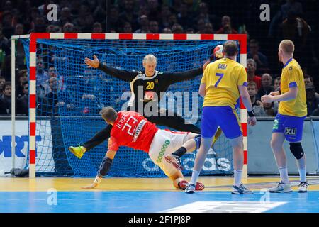 TOFT Henrik (DEN - Danimarca) ha segnato un gol contro APPELGREN Mikael (SWE - Svezia), DARJ Max (SWE - Svezia), GOTTFRIDSSON Jim (SWE - Svezia) durante il Campionato del mondo di pallamano maschile Francia 2017, Gruppo D, partita di pallamano tra Danimarca e Svezia, il 16 gennaio 2017 presso la Accorhotels Arena di Parigi, Francia - Foto Stephane Allaman / DPPI Foto Stock