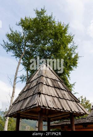 Drvengrad, Serbia - 18 settembre 2020: Kustendorf, tradizionale villaggio in legno Drvengrad costruito da Emir Kusturica. Mokra Gora nei dintorni di Zlatibor Foto Stock