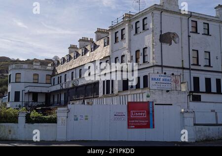 BRAY, IRLANDA - 16 marzo 2020: Vista sull'iconico hotel Bray Head con cartelli in vendita sulla recinzione. Fa parte del patrimonio architettonico di Bray Foto Stock