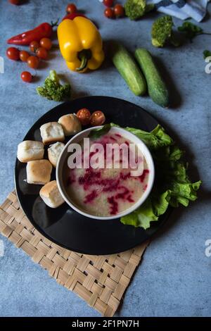 Ingrediente alimentare sano zuppa di pollo preparata con olio bianco e barbabietola. Foto Stock