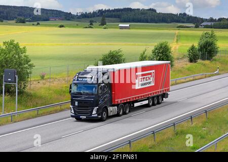 Black Volvo FH 540 semirimorchio camion Toten trasporto Oy trasporta merci in autostrada il giorno dell'estate, traffico lento. Salo, Finlandia. 10 luglio 2020. Foto Stock