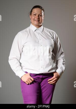 Dresda, Germania. 8 marzo 2021. Christina Schwanitz, sparato-putter, si trova prima dell'inizio di una tavola rotonda in occasione della Giornata della donna di quest'anno sulla parità di genere nello sport, su invito del Ministero sassone per le pari opportunità nella Dreikönigskirche . Credit: Robert Michael/dpa-Zentralbild/ZB/dpa/Alamy Live News Foto Stock