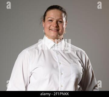 Dresda, Germania. 8 marzo 2021. Christina Schwanitz, sparato-putter, si trova prima dell'inizio di una tavola rotonda in occasione della Giornata della donna di quest'anno sulla parità di genere nello sport, su invito del Ministero sassone per le pari opportunità nella Dreikönigskirche . Credit: Robert Michael/dpa-Zentralbild/ZB/dpa/Alamy Live News Foto Stock