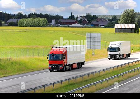 Renault Trucks T rosso e bianco davanti al semirimorchio refrigerato che guida sull'autostrada 1 attraverso la campagna finlandese. Salo, Finlandia. 10 luglio 2020. Foto Stock