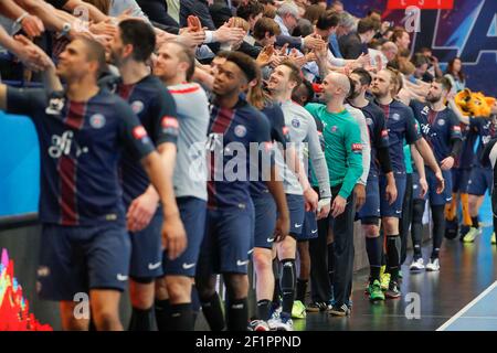 Thierry Omeyer (PSG Hanball) ha dato il benvenuto ai tifosi VIP alla fine della partita vinta durante la EHF Champions League, round del 16, 2° incontro di pallamano tra Paris Saint-Germain e HBC Nantes il 1° aprile 2017 allo stadio Pierre de Coubertin di Parigi, Francia - Foto Stephane Allaman / DPPI Foto Stock