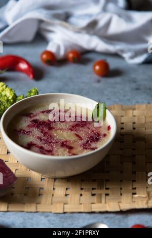 Ingrediente alimentare sano zuppa di pollo preparata con olio bianco e barbabietola. Primo piano, messa a fuoco selettiva. Foto Stock