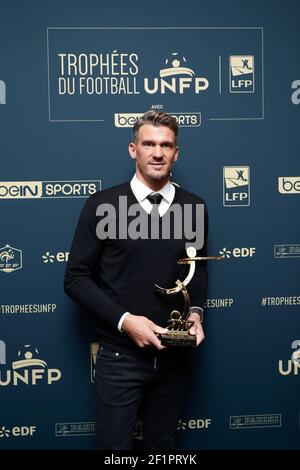 Nicolas Douchez ha ricevuto il trofeo del miglior portiere del Domino's Ligue 2 durante la cerimonia del trofeo UNFP 2017 (Unione Nazionale dei giocatori di Calcio professionali), il 15 maggio 2017, a Parigi, Francia - Foto Stephane Allaman / DPPI Foto Stock