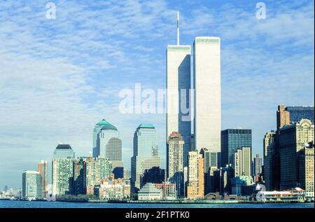 1999 - skyline di New York dal Battery Park - Liberty Island Ferry attraverso il fiume Hudson con le torri gemelle del New York World Trade Center e Lower Manhattan Skyline prese nel 1999 USA America - l'originale World Trade Center era un grande complesso di sette Edifici nel quartiere finanziario di Lower Manhattan, New York City, Stati Uniti. Fu inaugurato il 4 aprile 1973 e distrutta nel 2001 durante gli attacchi del settembre 11. Foto Stock