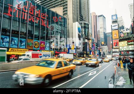 1999 - New York Times Square con traffico - Times Square New york usa New york Times Square occupato da turisti manhattan New york USA America Stati Uniti d'america. Times Square è un importante incrocio commerciale, destinazione turistica, centro di intrattenimento e quartiere nella sezione Midtown Manhattan di New York City, all'incrocio tra Broadway e Seventh Avenue. Luminoso da numerosi cartelloni e pubblicità, si estende da West 42nd a West 47th strade Foto Stock